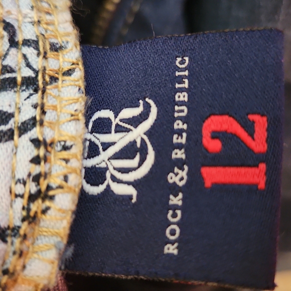 Rock & Republic, 0336, Medium blue wash denim, frayed pockets, Sz 12. - Picture 13 of 14